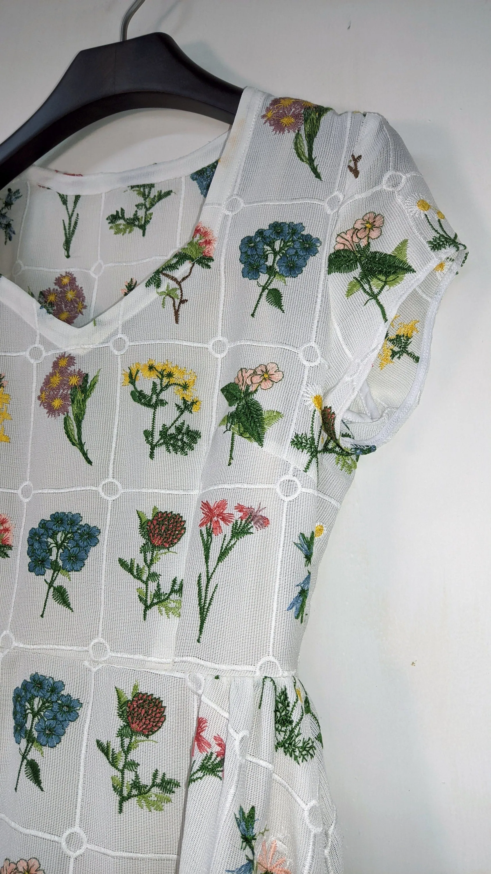 💐 Floral Embroidery Swing Dress