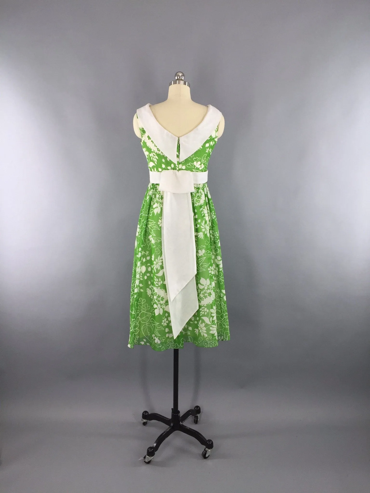 Vintage 1960s Dress / Green Floral Print