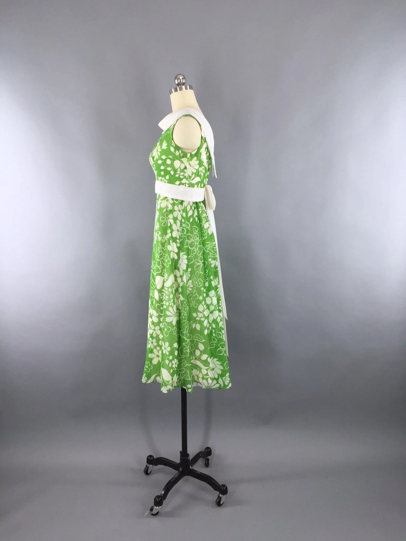 Vintage 1960s Dress / Green Floral Print